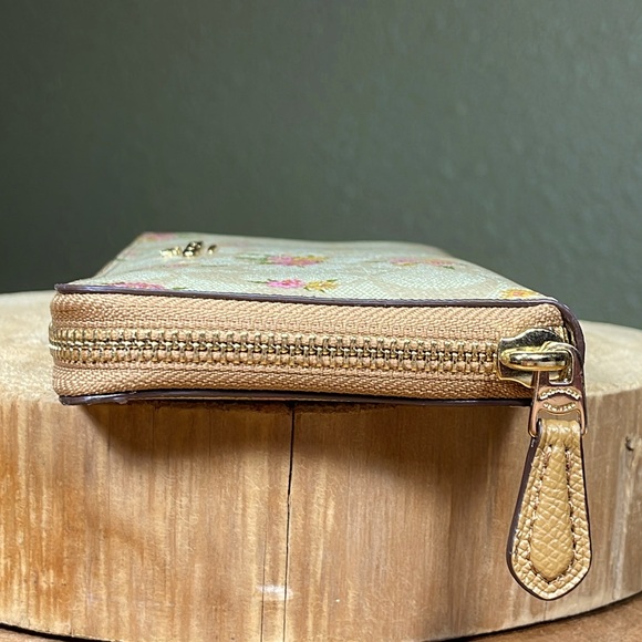 NEW WITH TAGS COACH SIGNATURE WITH DAISY BUNDLE PRINT ACCORDION ZIP WALLET - Picture 5 of 15